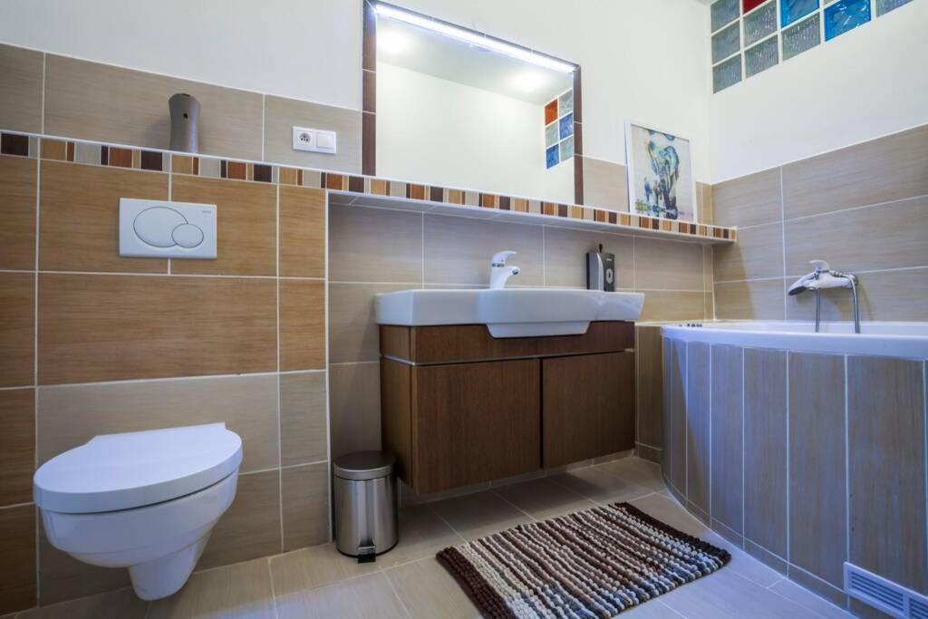 Luxury Air-Conditioned Family Apartment Spitalska Old Town Братислава Екстер'єр фото