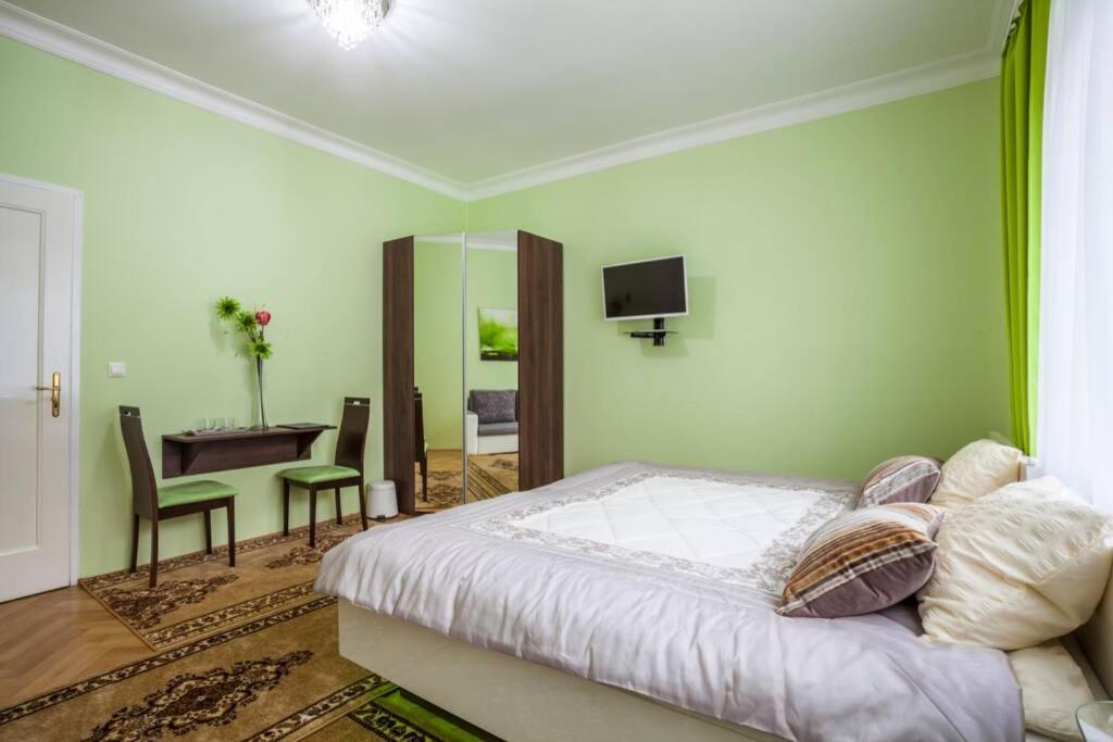 Luxury Air-Conditioned Family Apartment Spitalska Old Town Братислава Екстер'єр фото